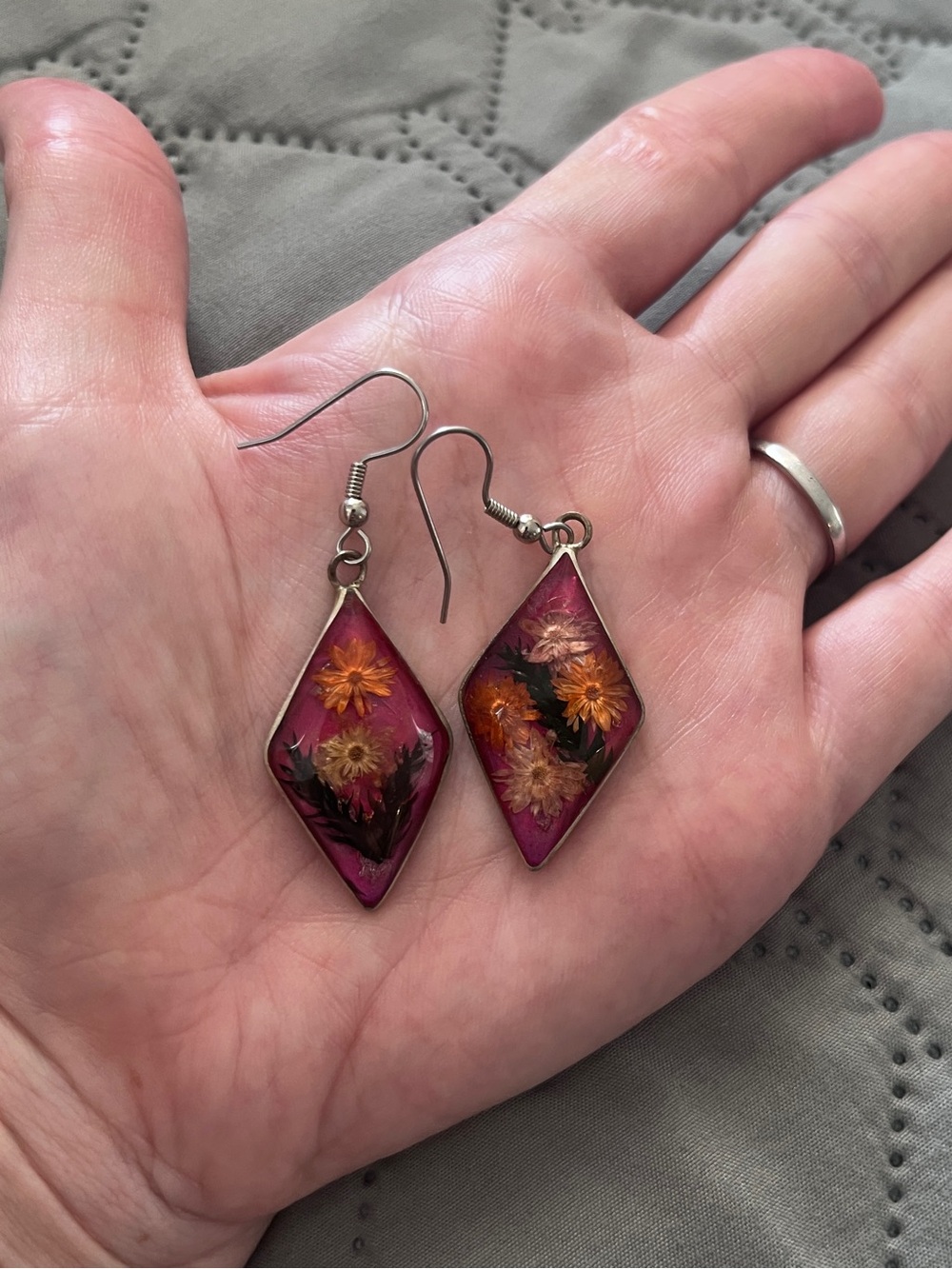 Vintage 2000s Magenta Pressed Flower Resin Diamond Dangle Earrings Y2K Indie - Picture 2 of 7
